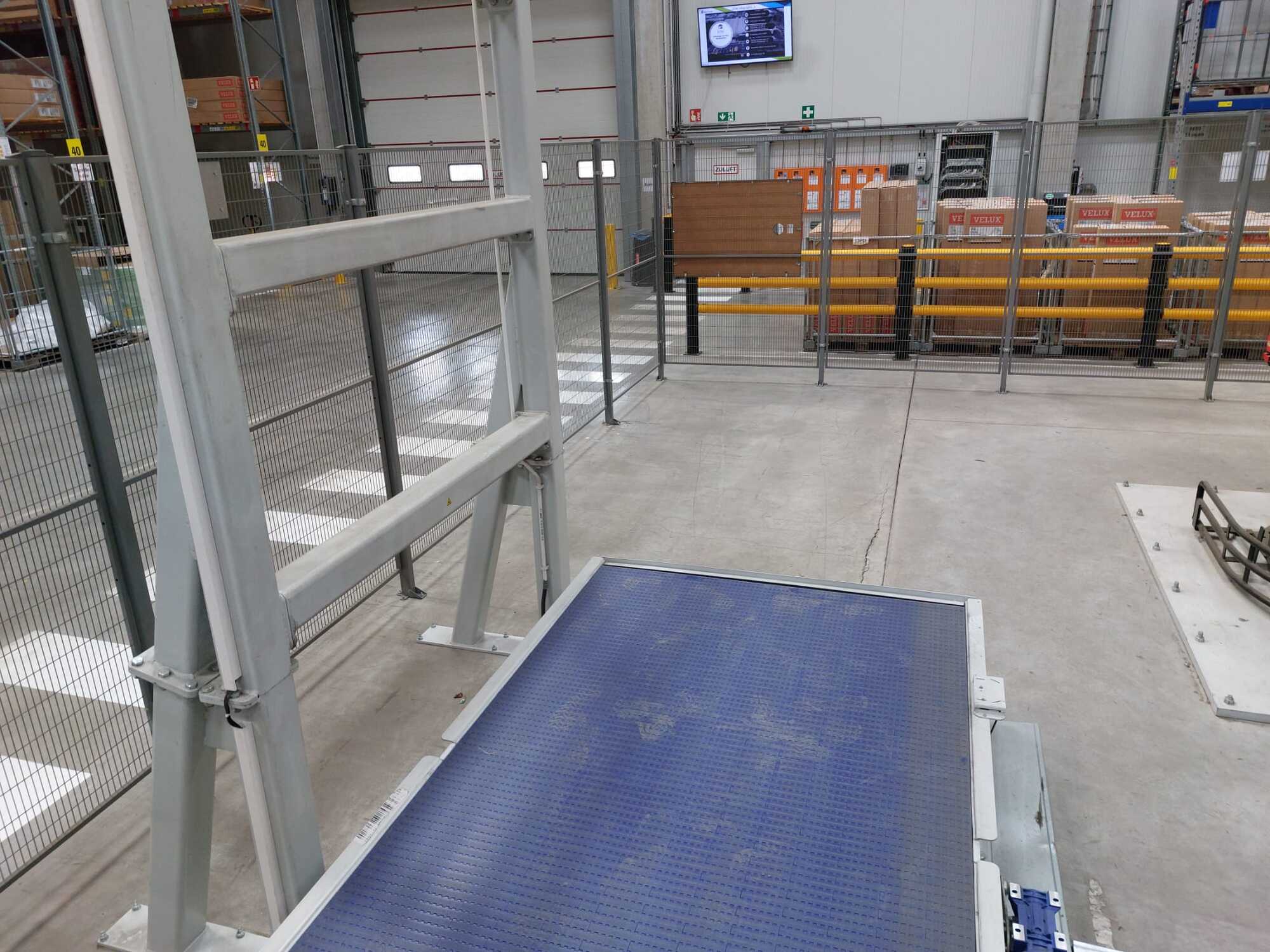 Industrieroboter mit Förderbandsystem u. Sicherheitszaun / FANUC / M-2000iA/1700L