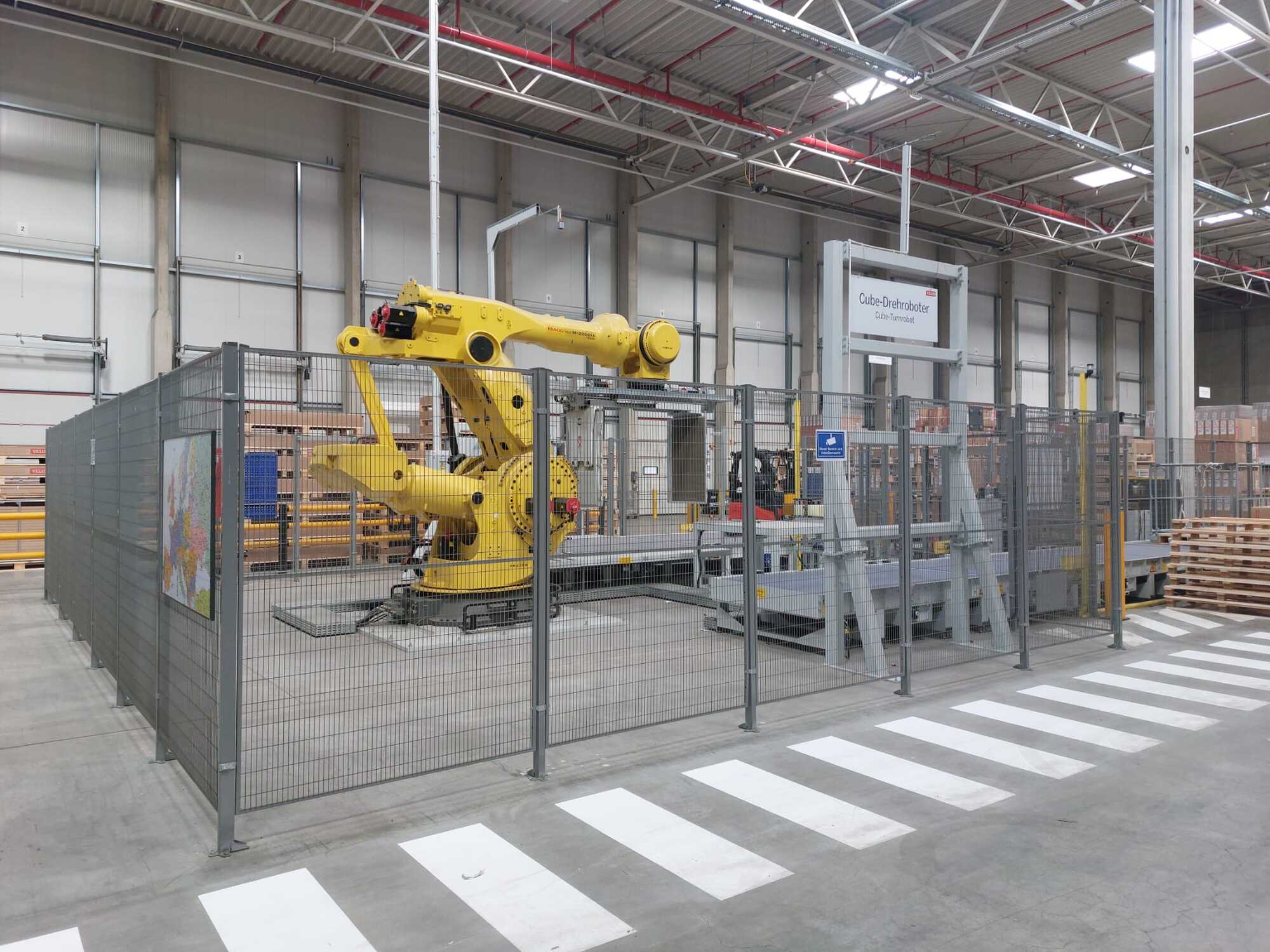 Industrieroboter mit Förderbandsystem u. Sicherheitszaun / FANUC / M-2000iA/1700L