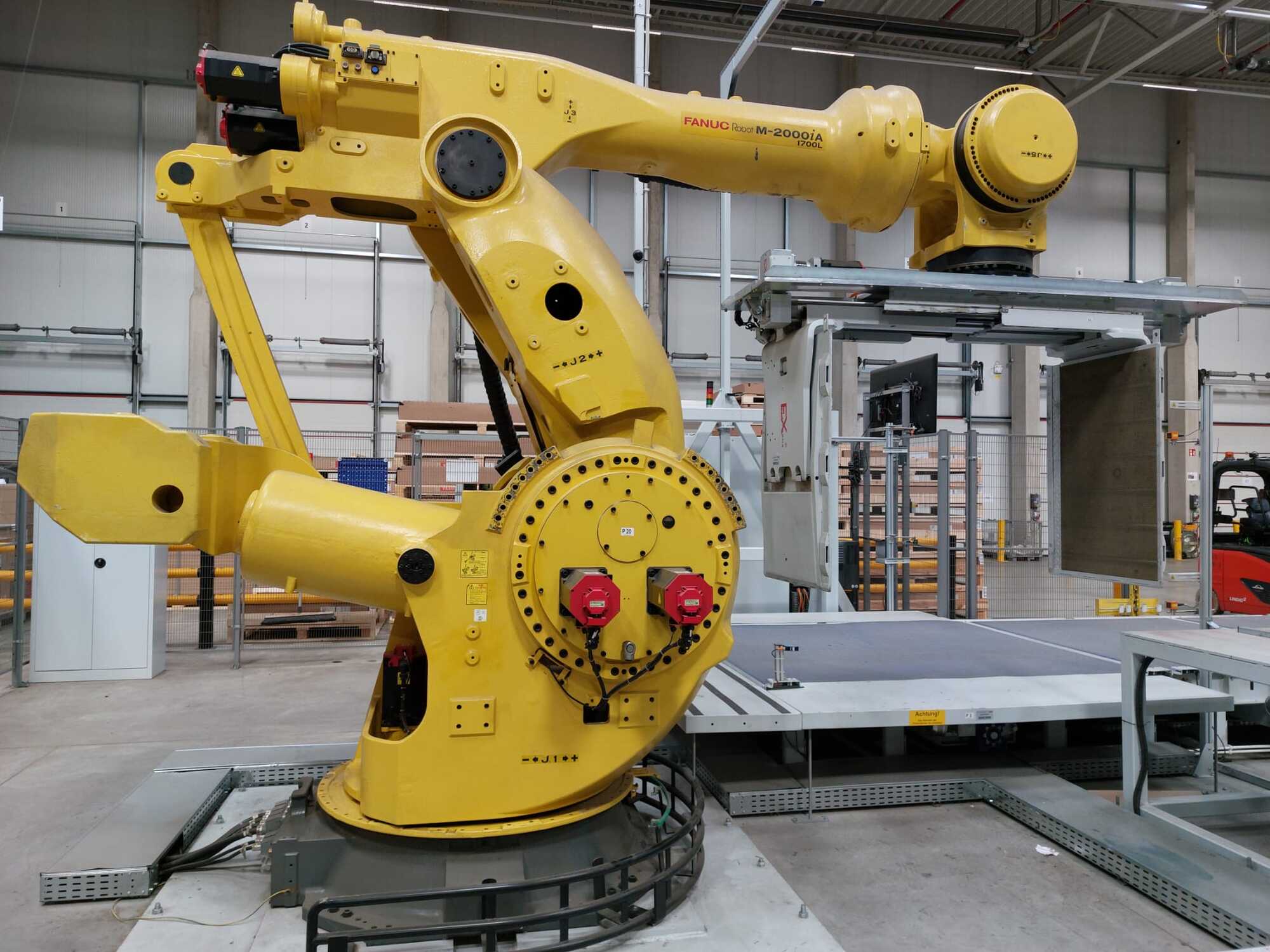 Industrieroboter mit Förderbandsystem u. Sicherheitszaun / FANUC / M-2000iA/1700L