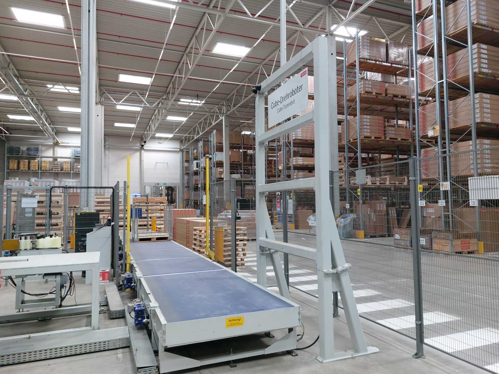 Industrieroboter mit Förderbandsystem u. Sicherheitszaun / FANUC / M-2000iA/1700L