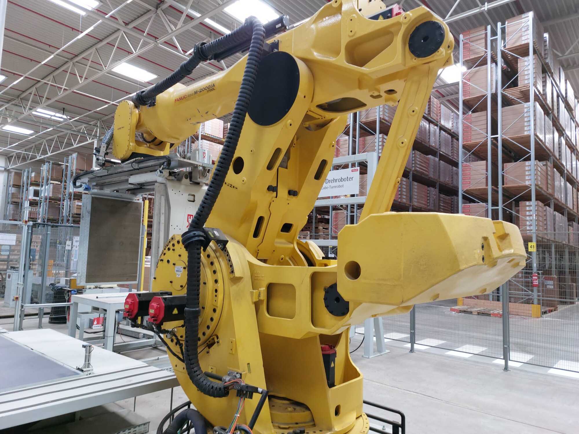 Industrieroboter mit Förderbandsystem u. Sicherheitszaun / FANUC / M-2000iA/1700L