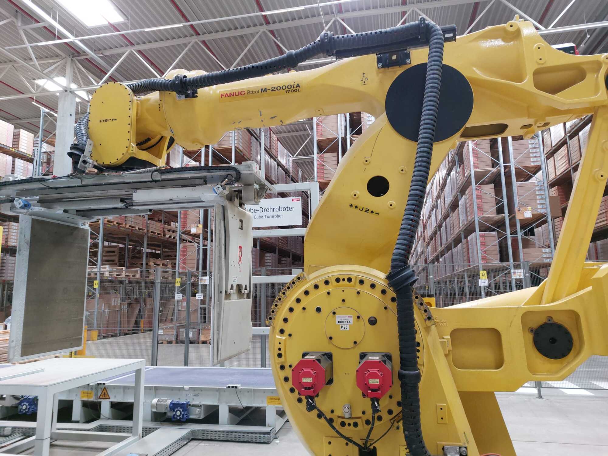 Industrieroboter mit Förderbandsystem u. Sicherheitszaun / FANUC / M-2000iA/1700L