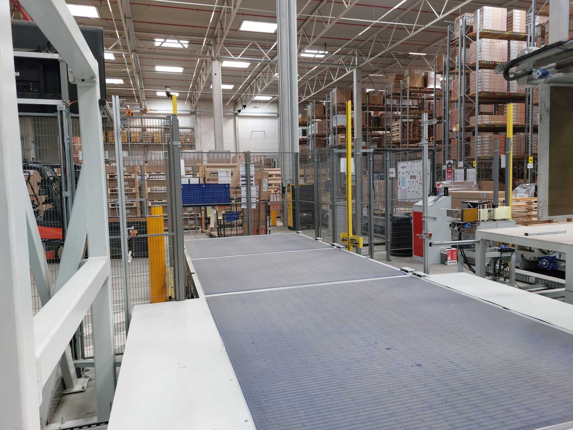 Industrieroboter mit Förderbandsystem u. Sicherheitszaun / FANUC / M-2000iA/1700L