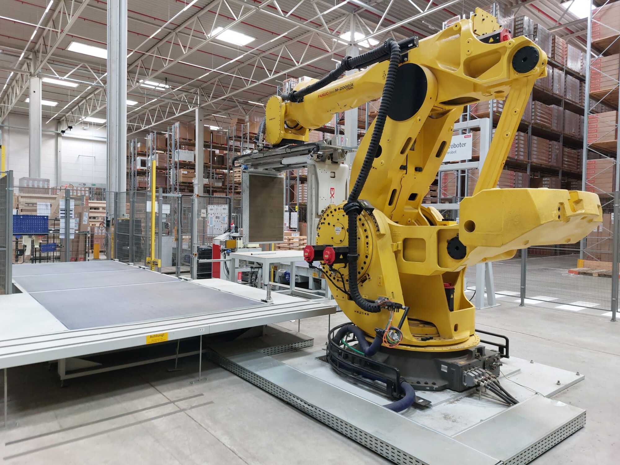 Industrieroboter mit Förderbandsystem u. Sicherheitszaun / FANUC / M-2000iA/1700L