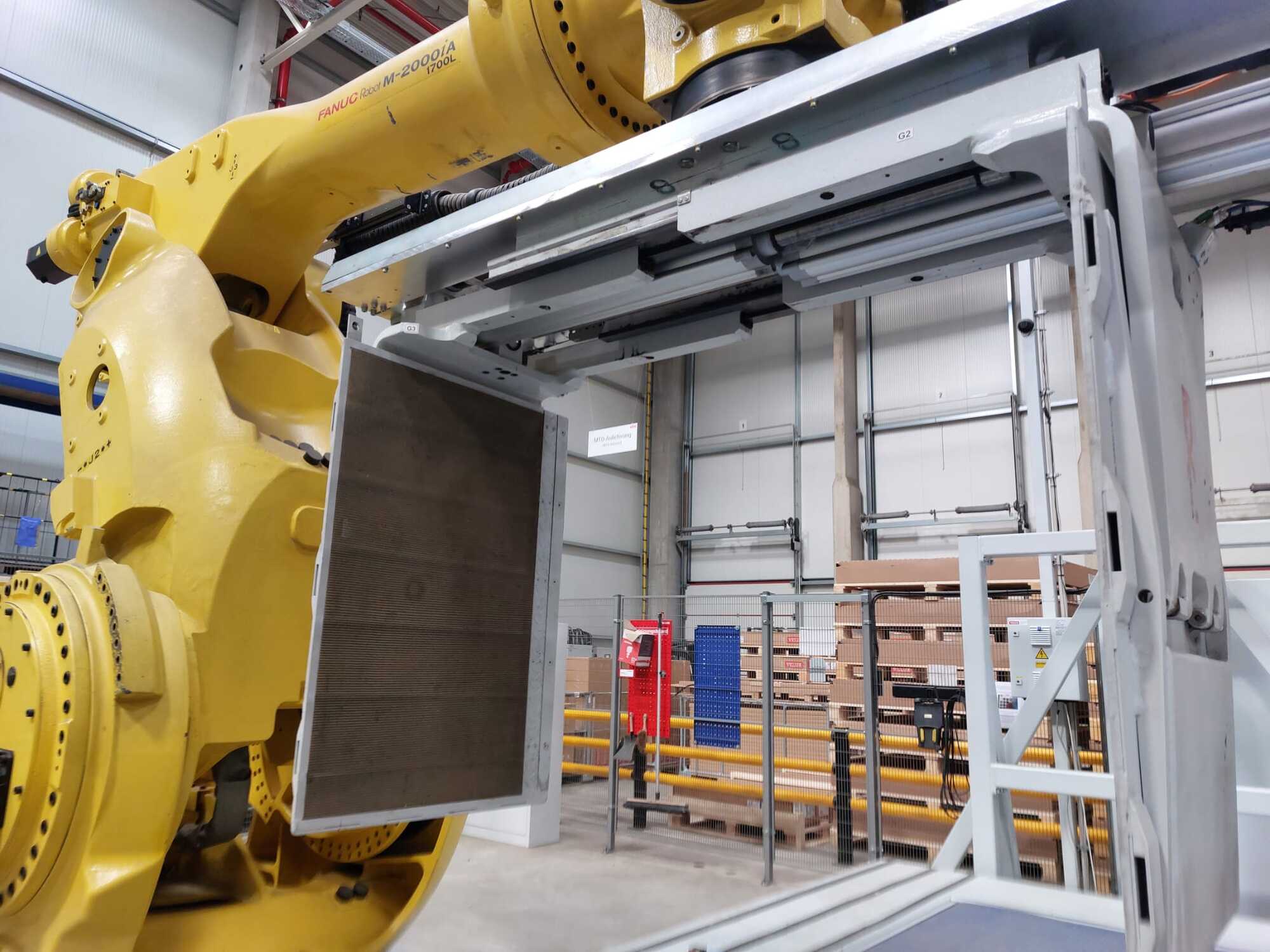Industrieroboter mit Förderbandsystem u. Sicherheitszaun / FANUC / M-2000iA/1700L